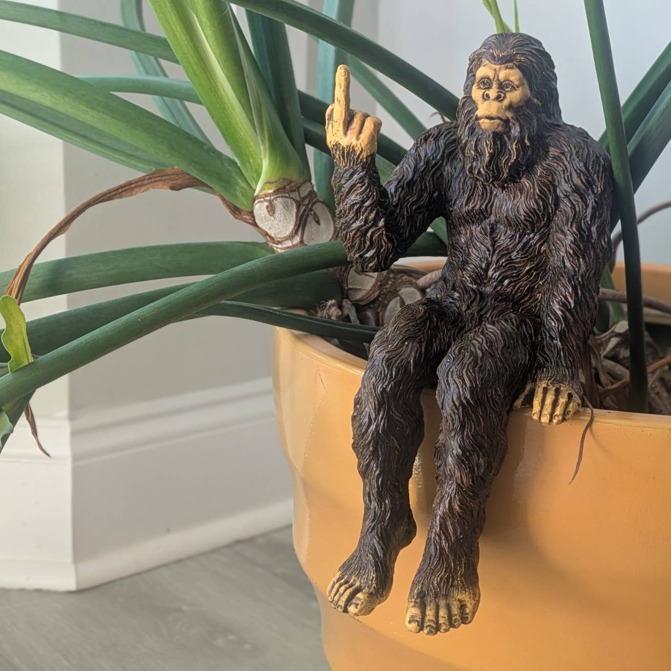 Bigfoot 'The Rude' Sasquatch Statue 10 inch H Shelf Sitter: Stonewash
